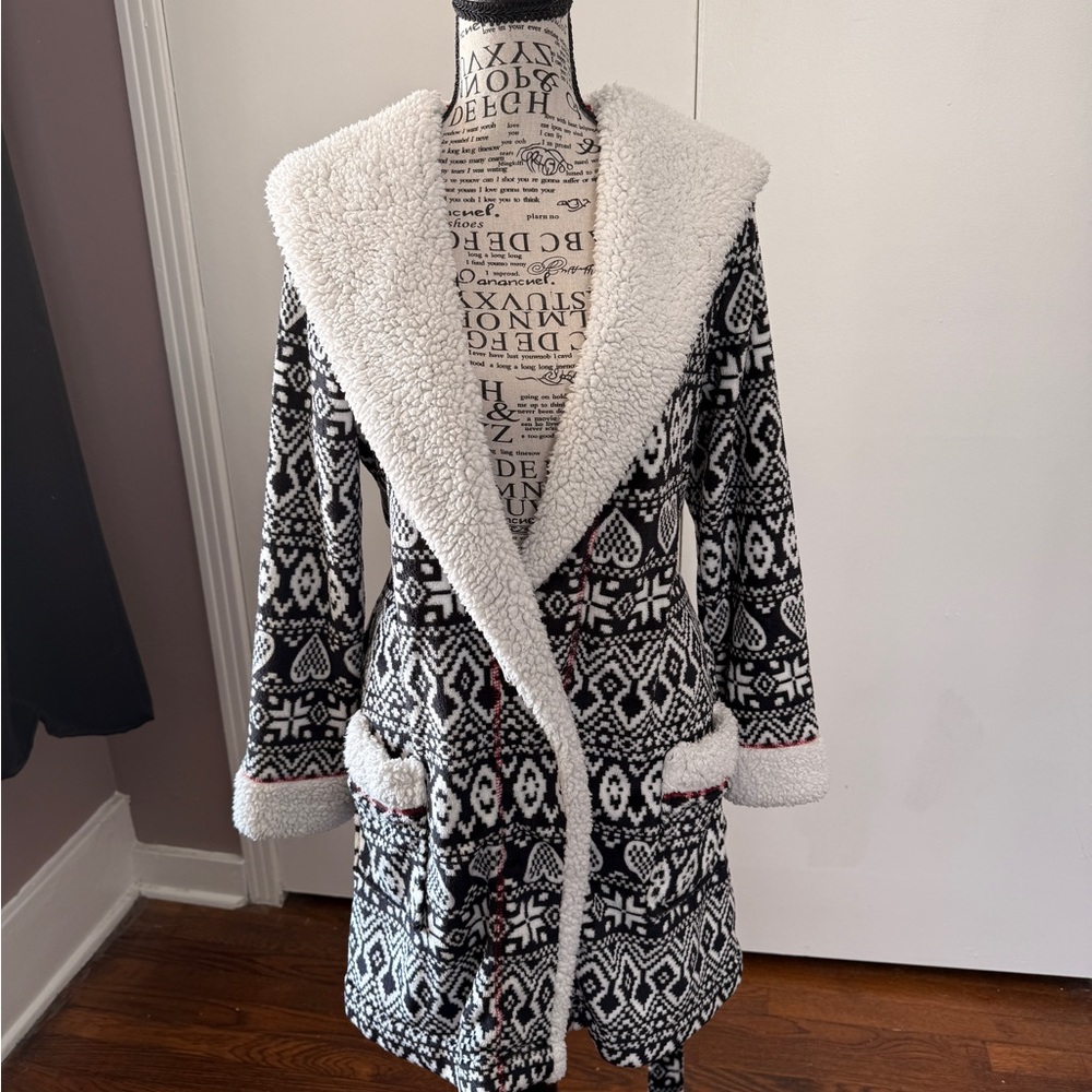Secret Treasures Soft Comfy Robe With Hearts - Picture 2 of 13